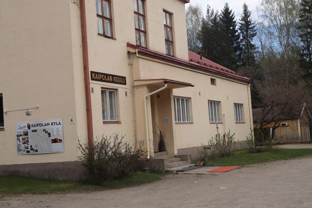 Yhteislaulua ja rantakalaa kylätalon rannassa