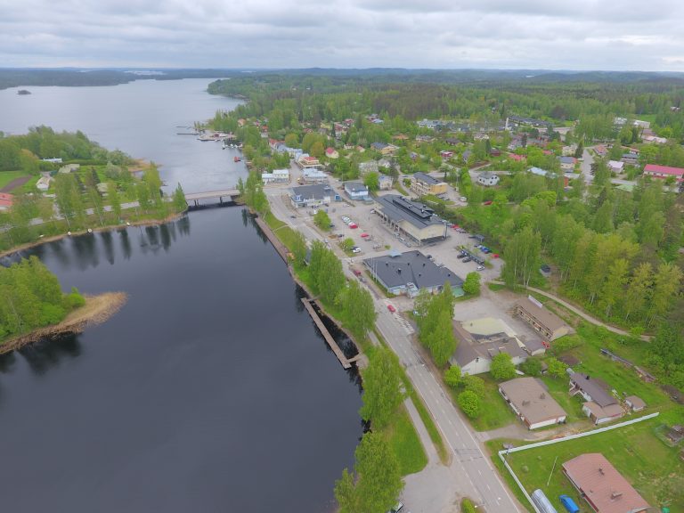 Ilmakuva Alinanniemen suunnalta kohti Sulkavan keskustaa. Kesä 2019